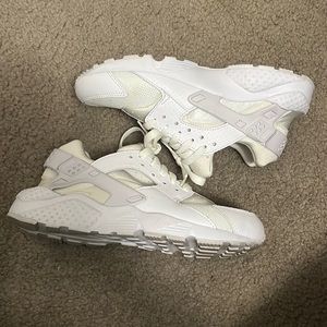 Nike white Huaraches size 6.5 (boys youth) or 7.5 (women)